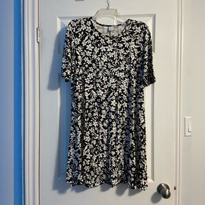 Old Navy Women’s Black and White Short Sleeve Floral Midi Swing Dress Size L
